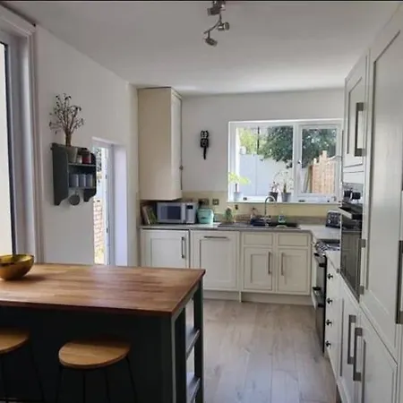 בית נופש Stylish 3 Bedroom Terraced House In Lime Road