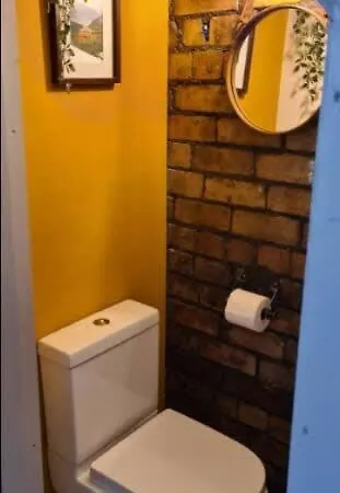 Stylish 3 Bedroom Terraced House In Lime Road 別荘