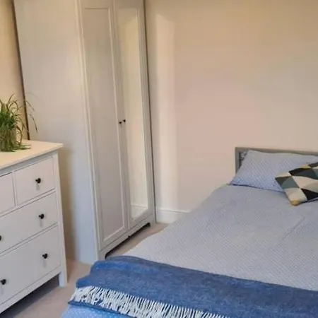 Stylish 3 Bedroom Terraced House In Lime Road