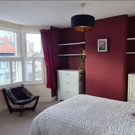Stylish 3 Bedroom Terraced House In Lime Road 別荘 *