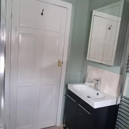 Stylish 3 Bedroom Terraced House In Lime Road *