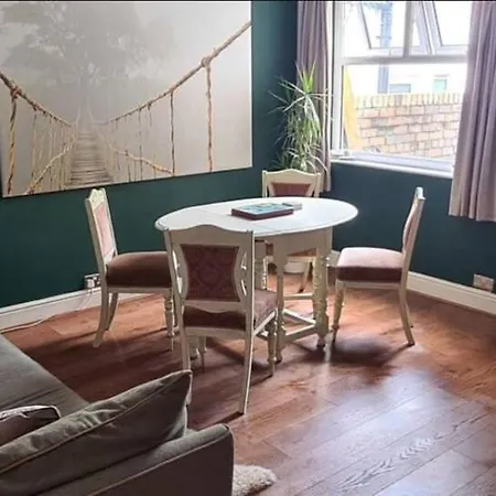 Stylish 3 Bedroom Terraced House In Lime Road